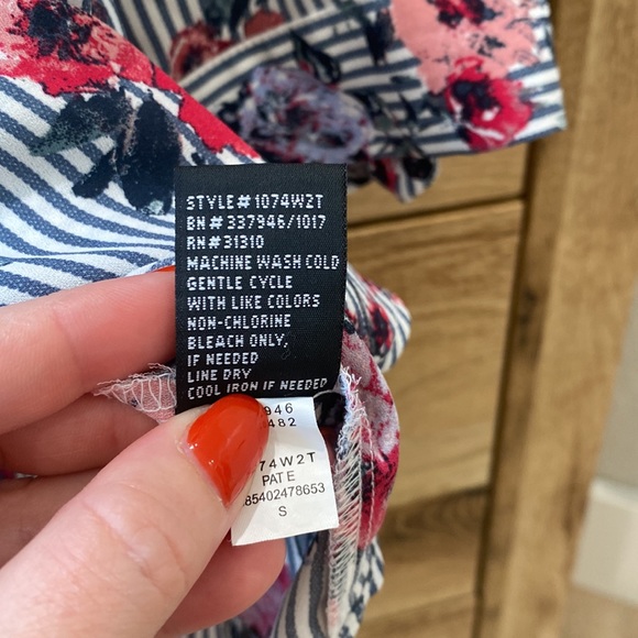 Floral Button-Up Blouse - Small - Picture 7 of 7